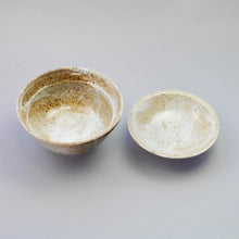 Indlæs billede til gallerivisning Retroskål/bowl med låg - hvid og sand